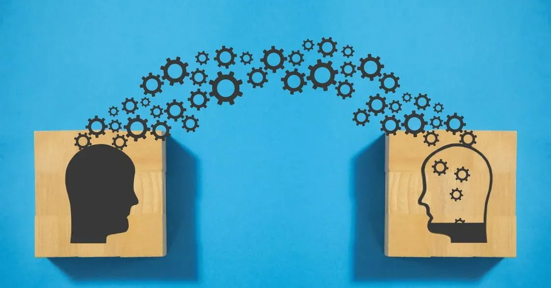 Illustration : deux profils échangent des engrenages, symbolisant le transfert de connaissances et l'automatisation