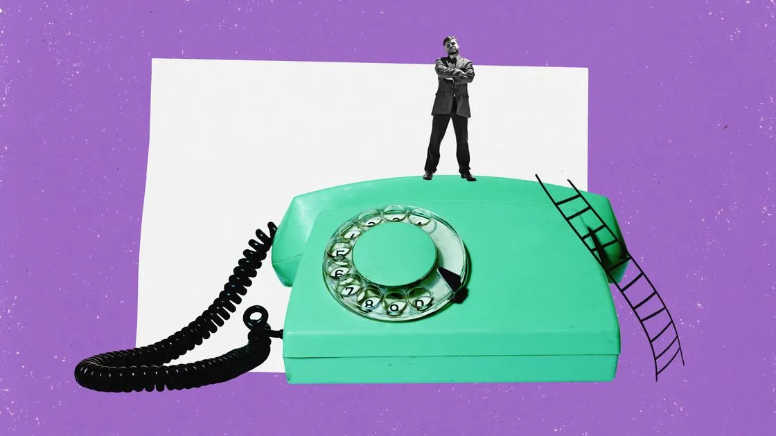 Illustration : un personnage debout sur un téléphone vintage vert, symbolisant la prise de contact